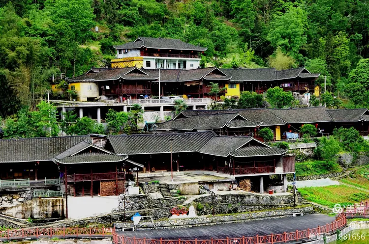 罗家坨苗寨位于重庆市彭水苗族土家族自治县,地处武陵山脉深处